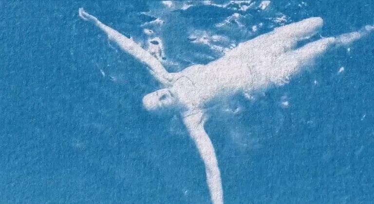 Femme qui flotte à la surface de l'eau